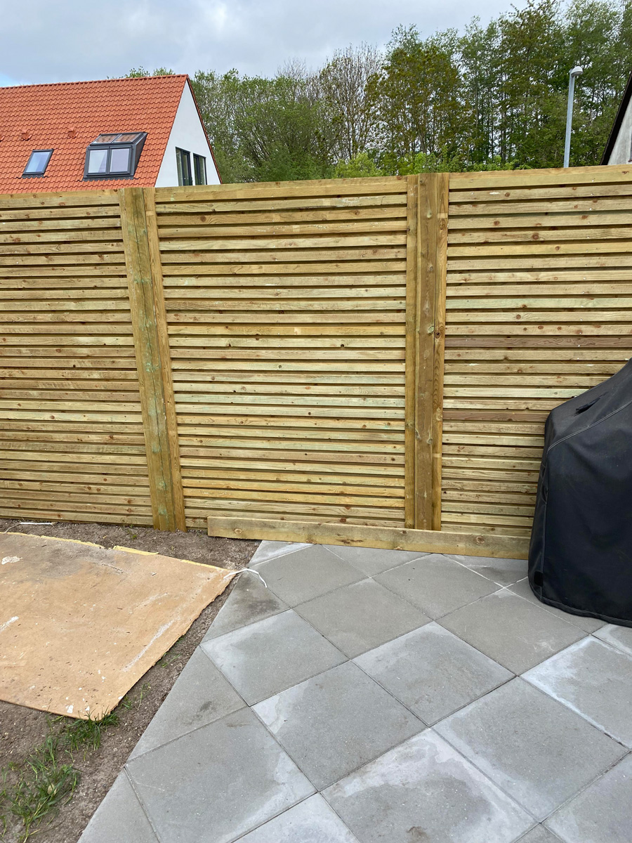 Betonbelægning op imod hegn i Hørsholm af Haarkjær Byg