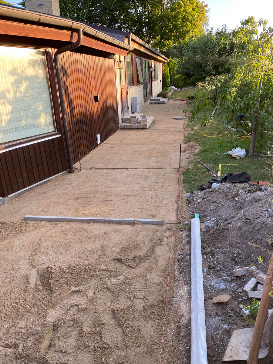 Forberedelser til belægning omkring hus i Gilleleje af Haarkjær Byg