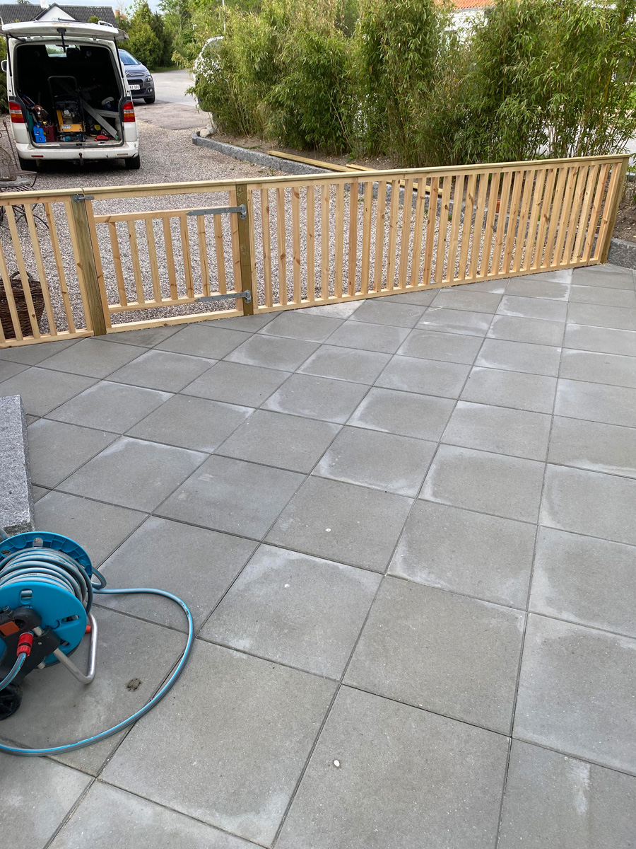 Betonbelægning som en del af indkørsel lagt i Hørsholm af Haarkjær Byg